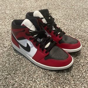 Air Jordan 1 Mid ‘Chicago Black Toe’